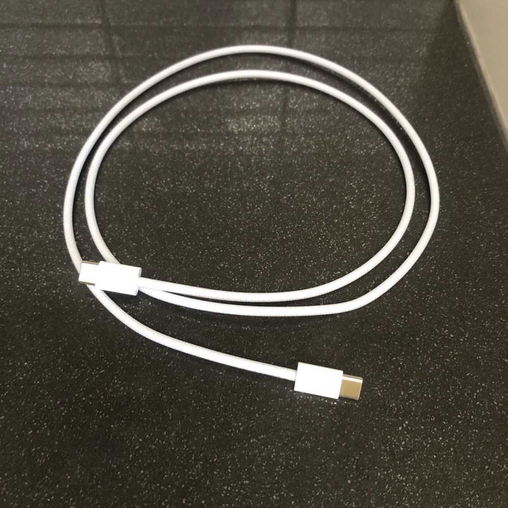 EUC Apple USB-C to USB-C woven cord